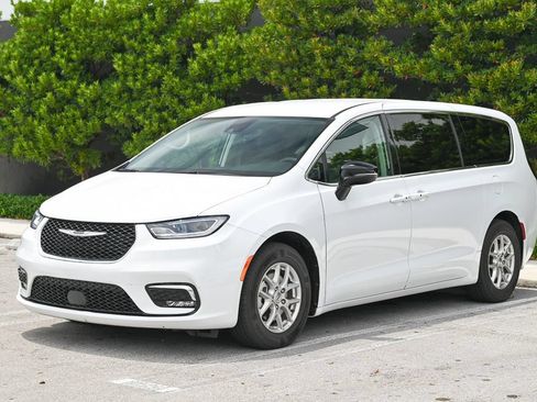 Used 2024 Chrysler Pacifica Touring-L FWD image 1