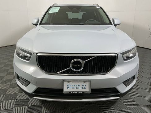 Used 2020 Volvo XC40 T4 Momentum image 3
