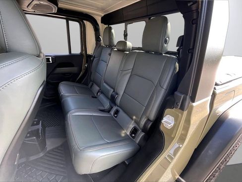 Certified 2025 Jeep Gladiator Mojave w/ Convenience Group AWD/4WD image 21