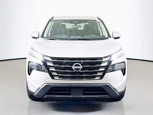 Used 2025 Nissan Rogue SV image 2