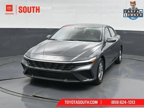 Used 2025 Hyundai Elantra SE FWD image 5