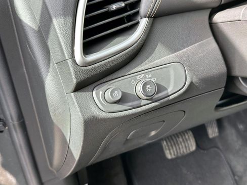 Certified 2022 Chevrolet Trax LT w/ LT Convenience Package image 18