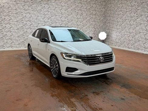 Used 2022 Volkswagen Passat 2.0T FWD image 1