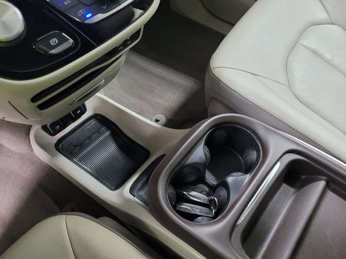Used 2019 Chrysler Pacifica Touring-L FWD image 26