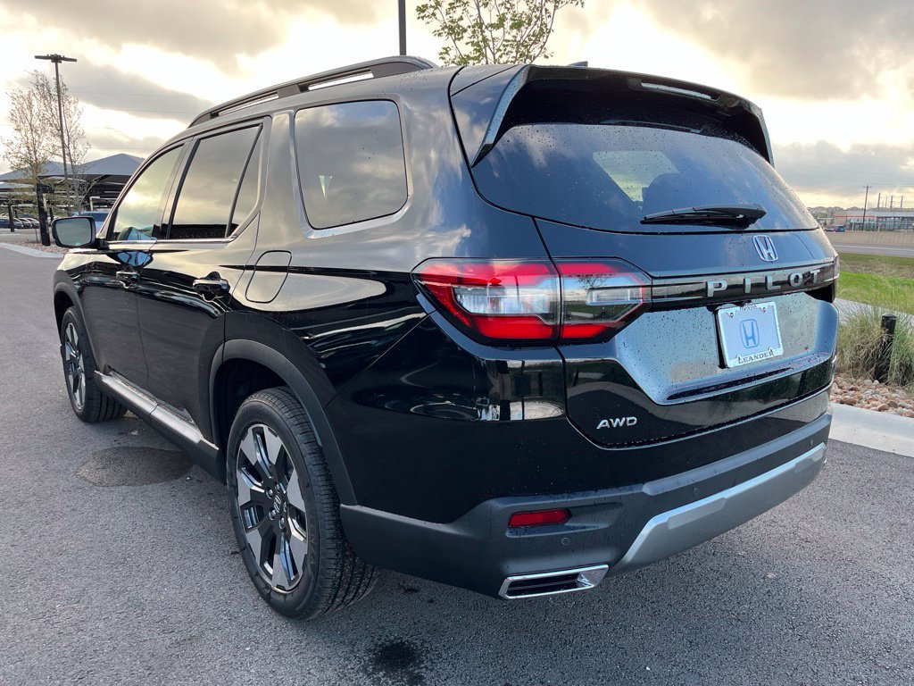 New 2026 Honda Pilot Touring image 4