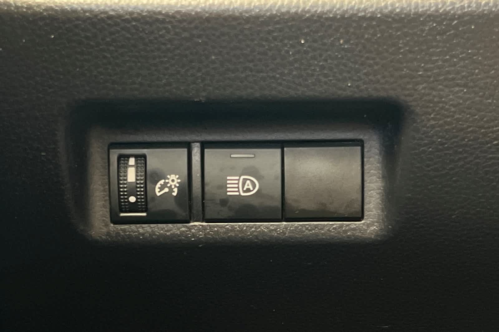 Used 2021 Toyota RAV4 LE FWD image 28