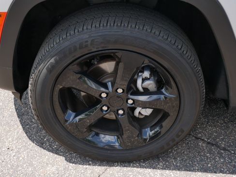 Used 2023 Jeep Grand Cherokee Altitude AWD/4WD image 15