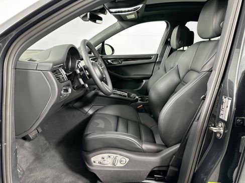 Certified 2025 Porsche Macan image 5