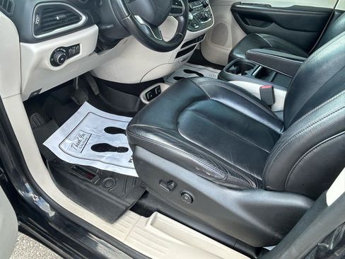 Used 2017 Chrysler Pacifica Touring-L FWD image 10