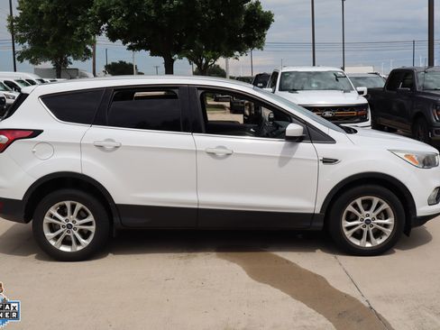 Used 2017 Ford Escape SE FWD image 2