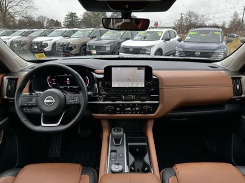 Certified 2024 Nissan Pathfinder Platinum image 18