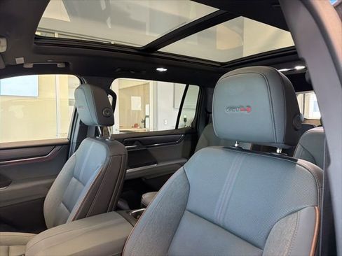 Used 2025 GMC Acadia AT4 w/ Luxury Package image 15