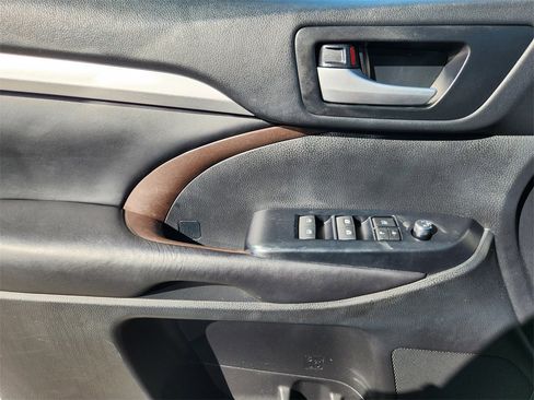 Used 2019 Toyota Highlander XLE image 22
