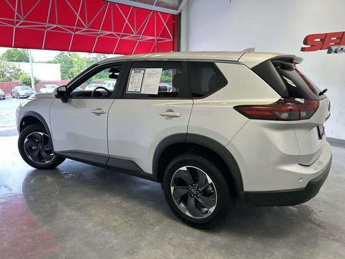 Used 2024 Nissan Rogue SV FWD image 6