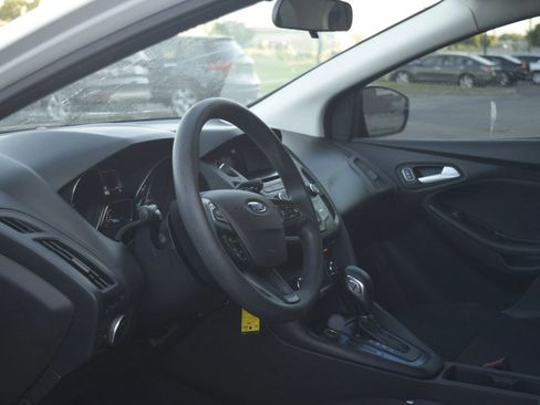 Used 2017 Ford Focus SE FWD image 5