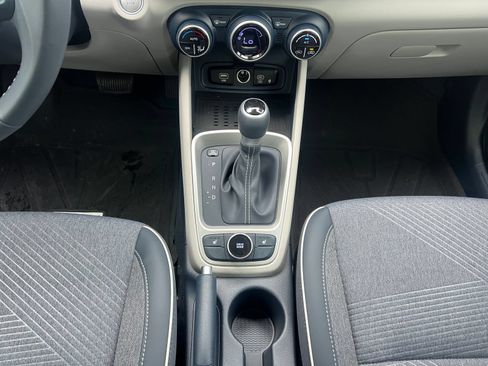 Used 2025 Hyundai Venue Limited FWD image 21