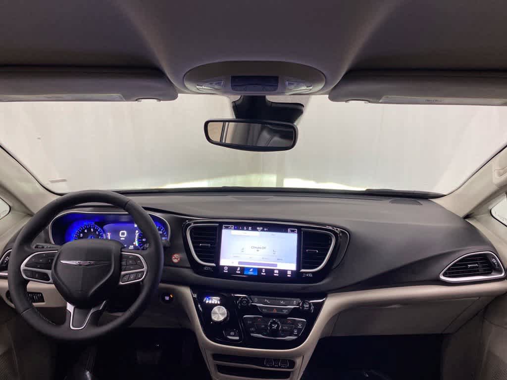 Used 2024 Chrysler Pacifica Touring-L FWD image 11