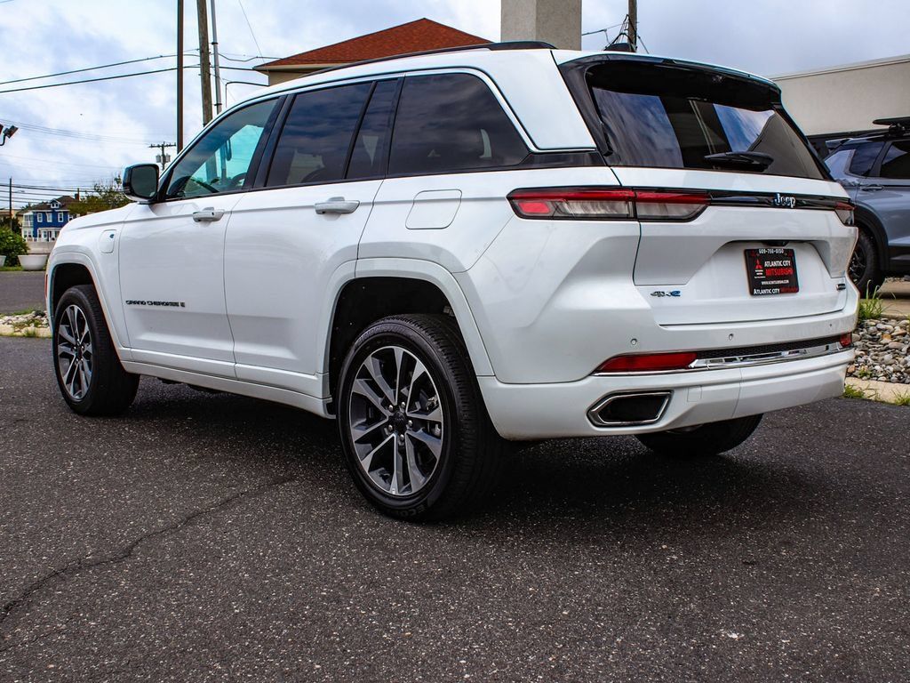 Used 2023 Jeep Grand Cherokee Overland w/ Luxury Tech Group IV AWD/4WD image 4