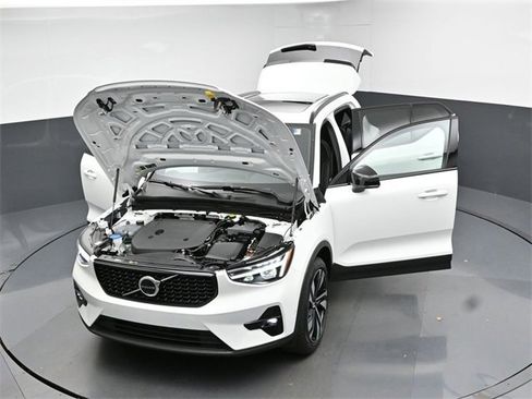 Used 2024 Volvo XC40 B5 Plus image 45