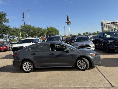 Used 2025 Toyota Corolla XLE image 4