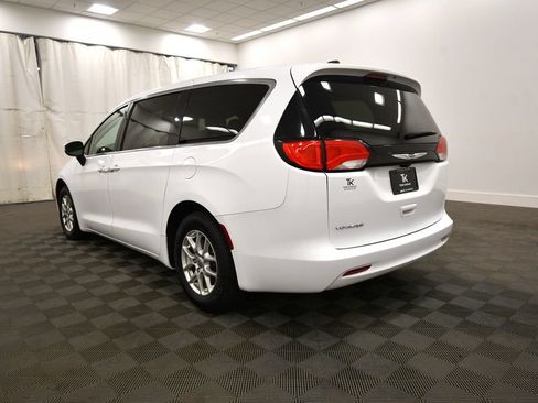 Used 2022 Chrysler Voyager LX FWD image 5