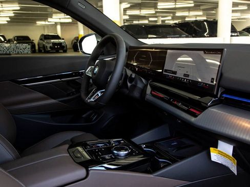 Used 2026 BMW 530i w/ M Sport Package RWD image 32