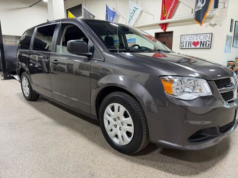 Used 2019 Dodge Grand Caravan SE w/ Rear Park Assist Package FWD image 12