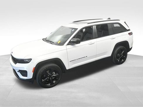 Used 2025 Jeep Grand Cherokee Altitude image 47