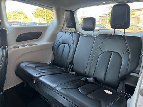 Used 2023 Chrysler Pacifica Touring-L FWD image 18