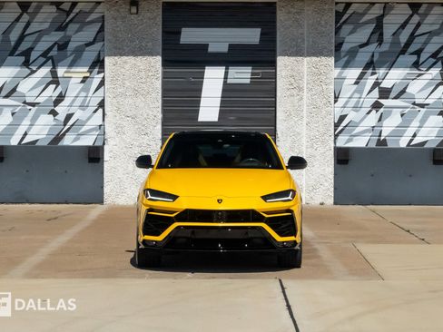 Used 2021 Lamborghini Urus image 3