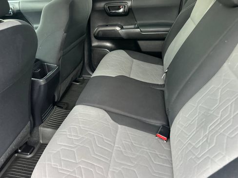 Used 2022 Toyota Tacoma TRD Off-Road image 12