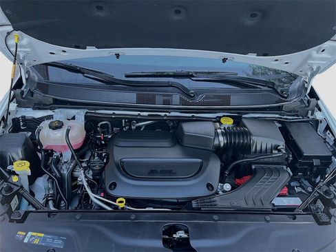 Used 2025 Chrysler Pacifica Limited image 33