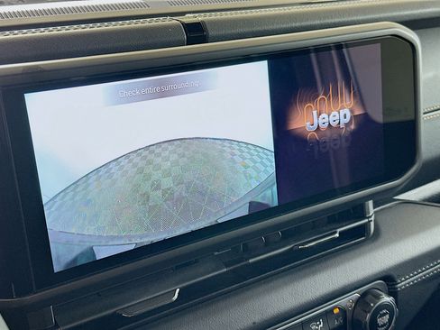 Used 2024 Jeep Wrangler Sahara image 21