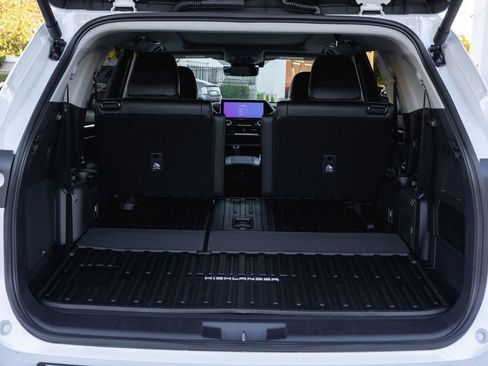 New 2026 Toyota Highlander Platinum image 8