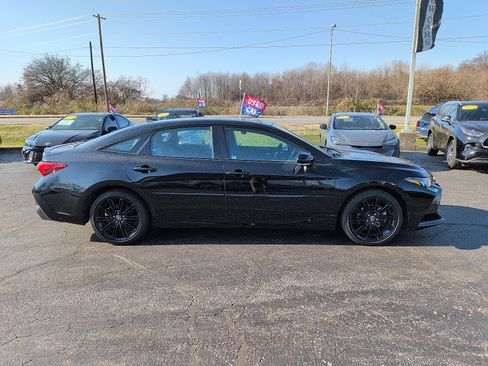 Used 2022 Toyota Avalon XSE image 2