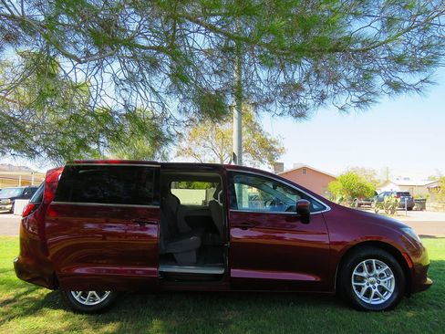 Used 2021 Chrysler Voyager LX image 16