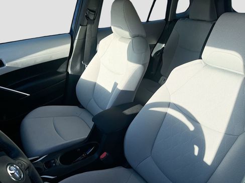 Used 2025 Toyota Corolla Cross LE FWD image 19