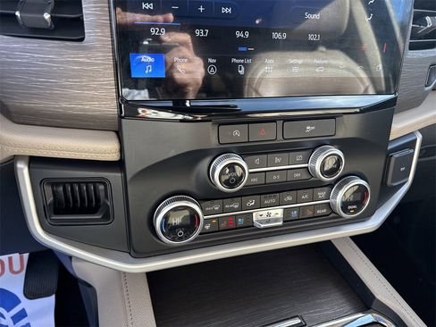 Used 2024 Ford Expedition Limited image 30