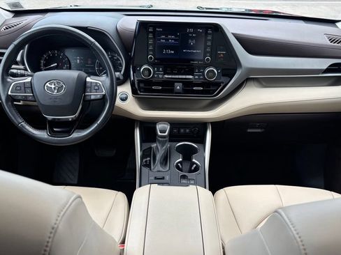 Used 2021 Toyota Highlander XLE AWD/4WD image 6