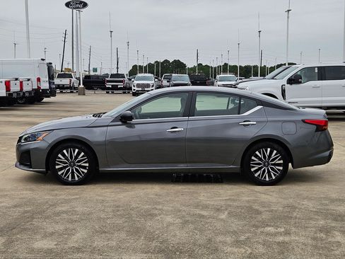 Used 2025 Nissan Altima 2.5 SV FWD image 9