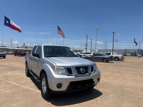 Used 2017 Nissan Frontier SV RWD image 2