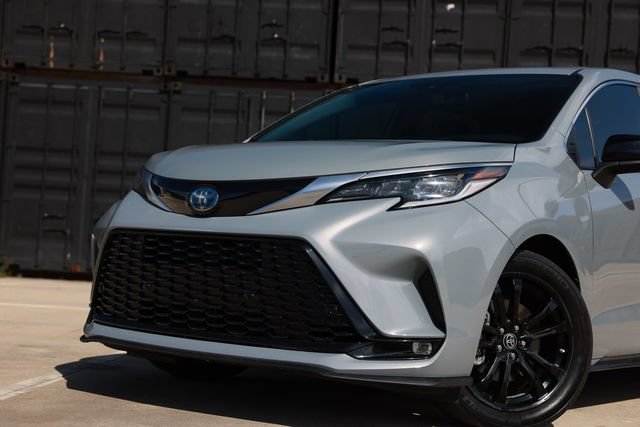 Used 2023 Toyota Sienna XSE FWD image 47
