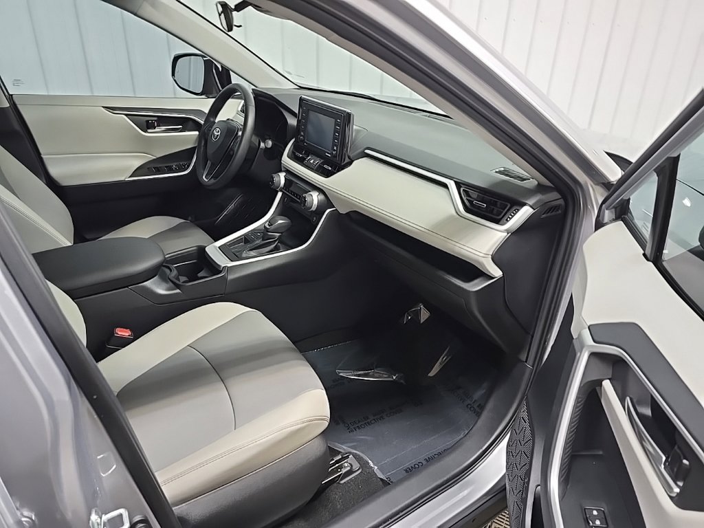 Used 2021 Toyota RAV4 XLE Premium FWD image 16