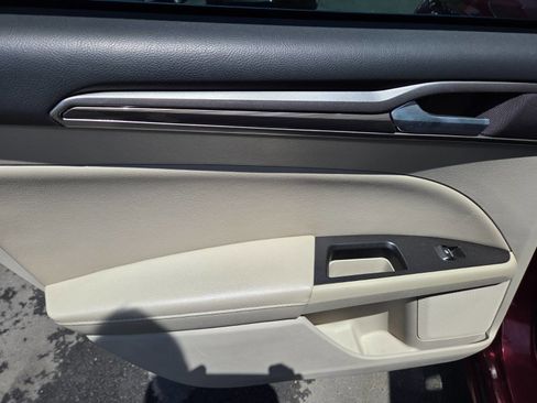 Used 2017 Ford Fusion SE w/ Fusion SE Technology Package image 10