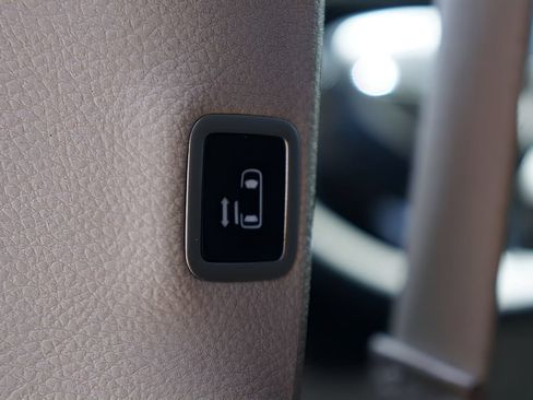 Used 2024 Chrysler Pacifica Touring-L FWD image 13