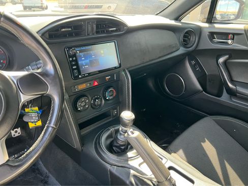 Used 2017 Toyota 86 RWD image 32
