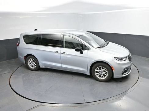 Used 2024 Chrysler Pacifica Touring-L FWD image 38