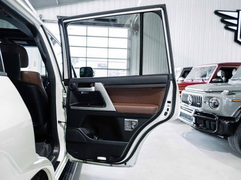 Used 2018 Toyota Land Cruiser image 15