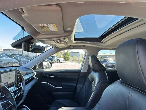 Certified 2024 Toyota Highlander XLE image 21