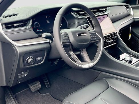 New 2025 Jeep Grand Cherokee Limited w/ Black Appearance Package image 13